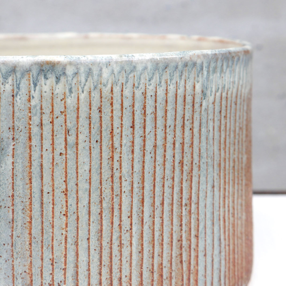 Keramik cylinderkrukke. Værket er skabt af keramiker Pernille Buch. Krukkens blå/grå og orange farver er inspireret af havet, klitterne og strandene rundt om Samsø. 