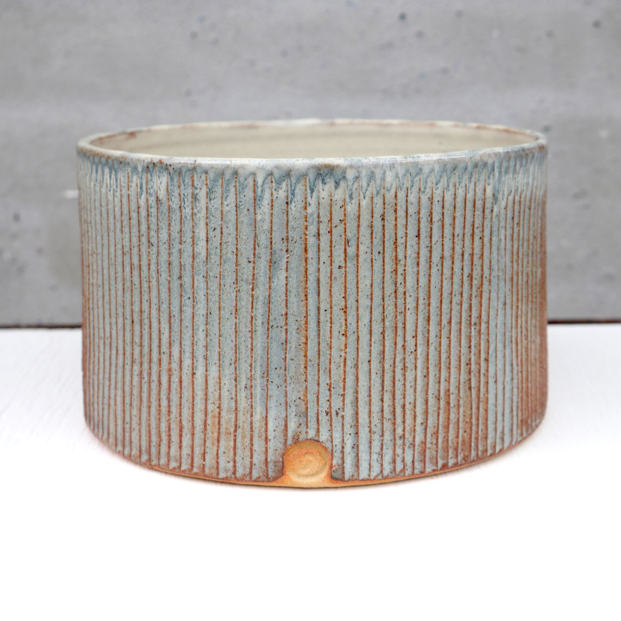 Keramik cylinder krukke af keramiker Pernille Buch. Krukken er blå og orange udvendigt og lys sandfarvet indvendigt. Krukken gives som ildsjælspris af Samsø kommune i en 5 årig periode fra, 2020 til 2021.