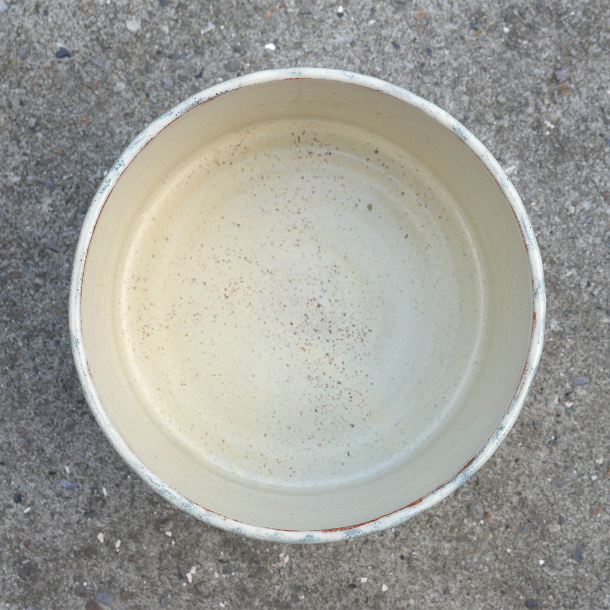 Keramik cylinder krukke skabt af Pernille Buch, på billedet ses krukken oppefra.