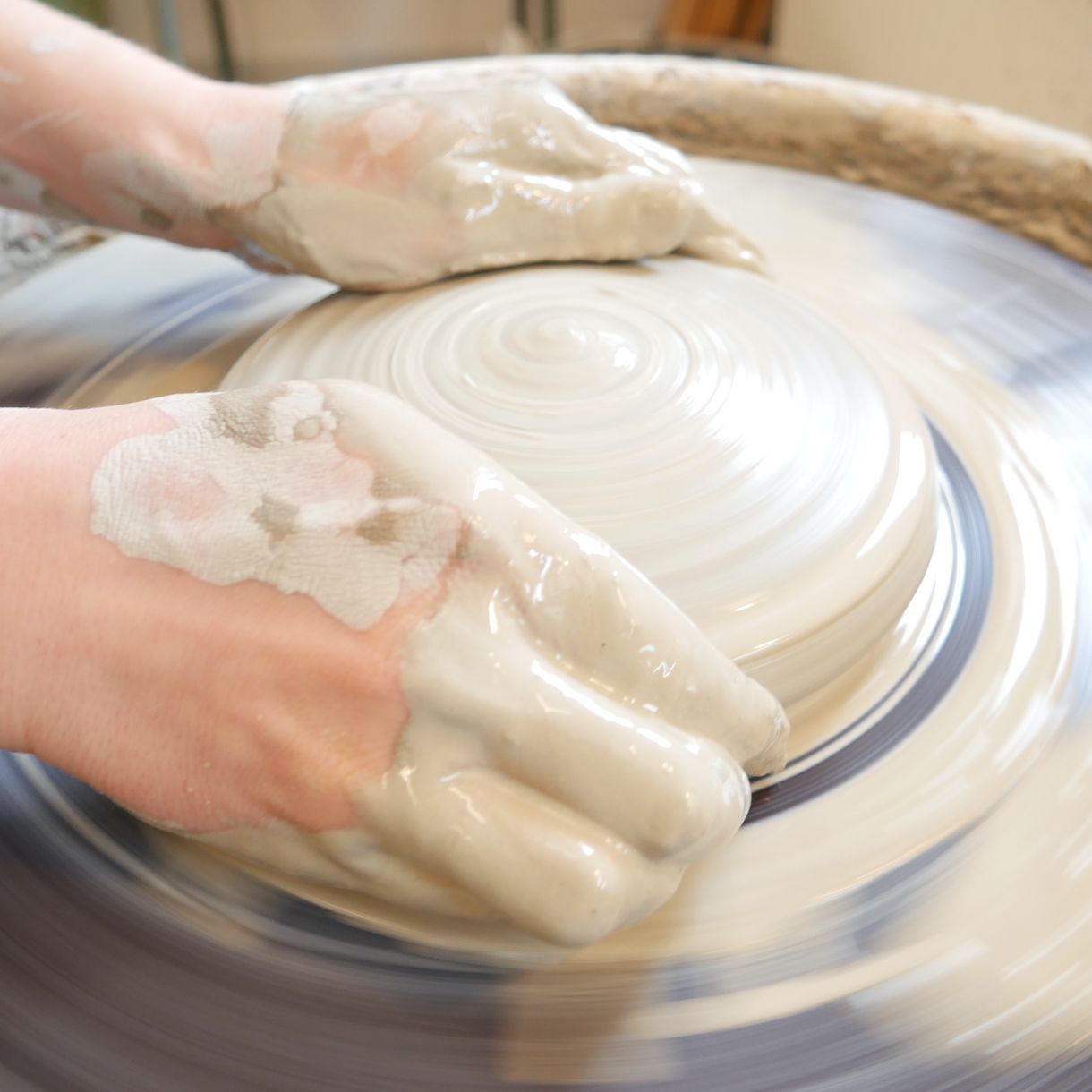 Keramiker Pernille Buch drejer en krukke på drejeskiven